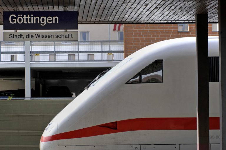 ICE im Bahnhof Göttingen
